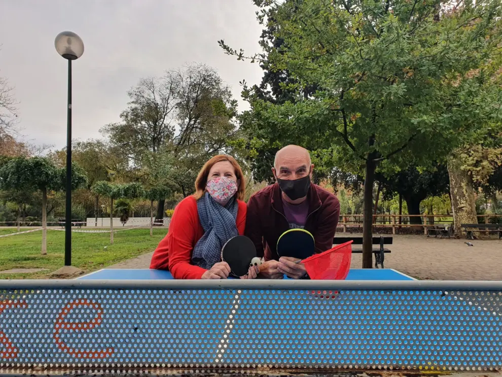 Jugando al tenis de mesa en el parque Bruil