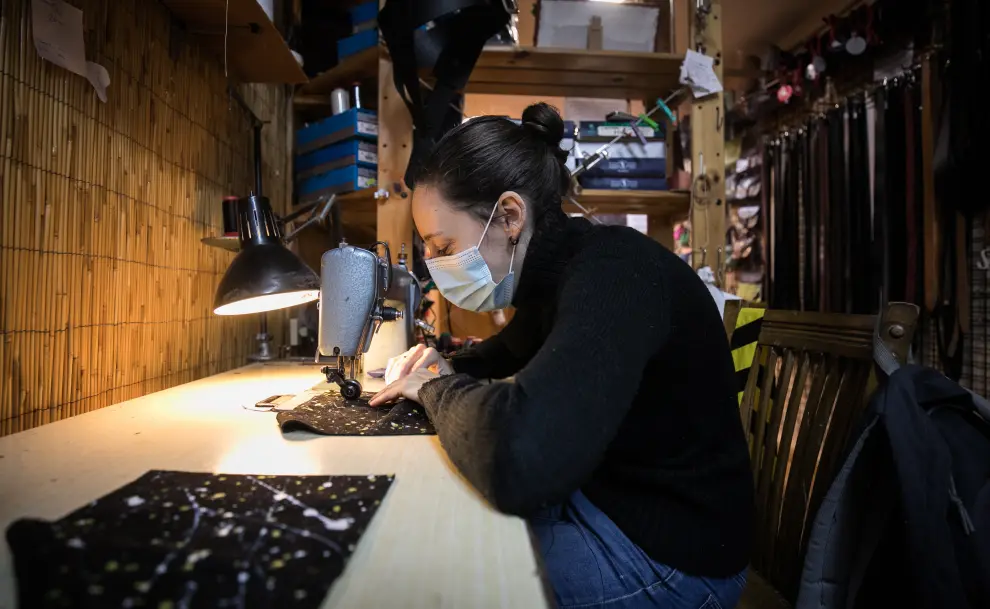 Marimar Berdejo, cose a máquina en el taller de guarnicionería.