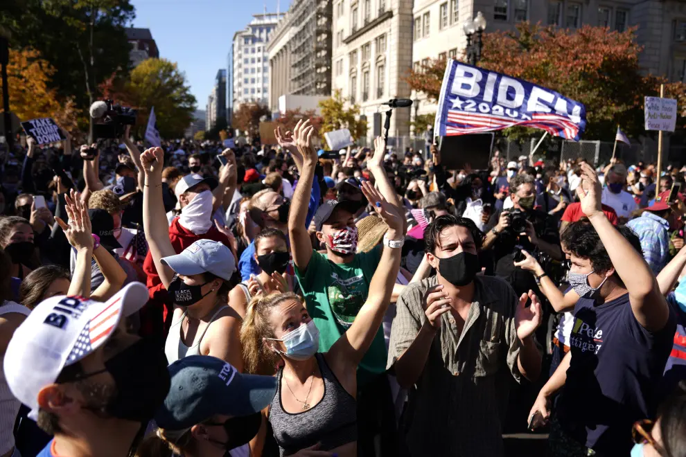 Washington (United States), 07/11/2020.- People react after major news organisations called the US 2020 presidential election for Joe Biden, defeating incumbent US President Donal?d J. Trump, near the White House in Washington, DC, USA, 07 November 2020. (Estados Unidos) EFE/EPA/WILL OLIVER Election 2020 reactions in Washington, DC