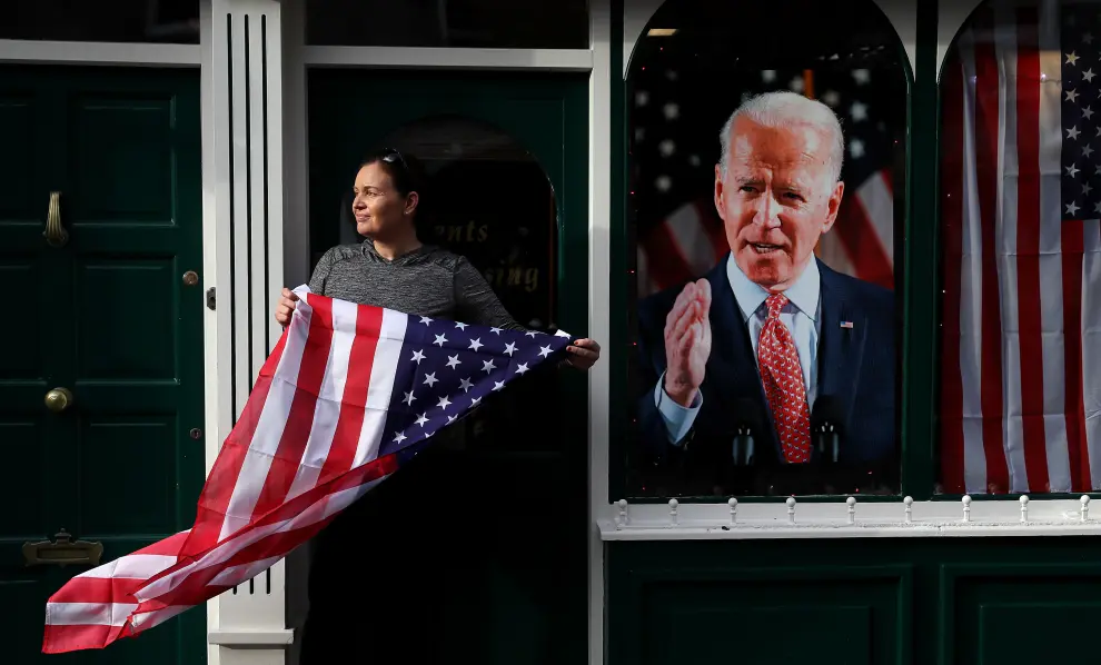 Democratic U.S. presidential nominee Joe Biden removes his mask to make a statement on the 2020 U.S. presidential election results during a brief appearance before reporters in Wilmington, Delaware, U.S., November 5, 2020. REUTERS/Kevin Lamarque [[[REUTERS VOCENTO]]] USA-ELECTION/BIDEN