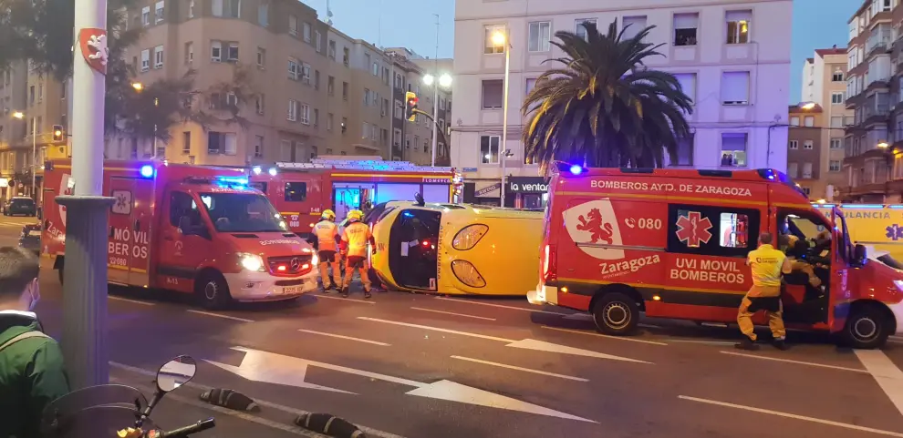 Vuelca una ambulancia en la avenida Goya de Zaragoza, cuatro personas han resultado heridas.