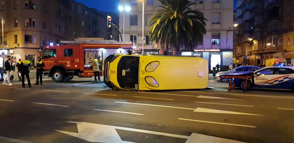 Vuelca una ambulancia en la avenida Goya de Zaragoza, cuatro personas han resultado heridas.