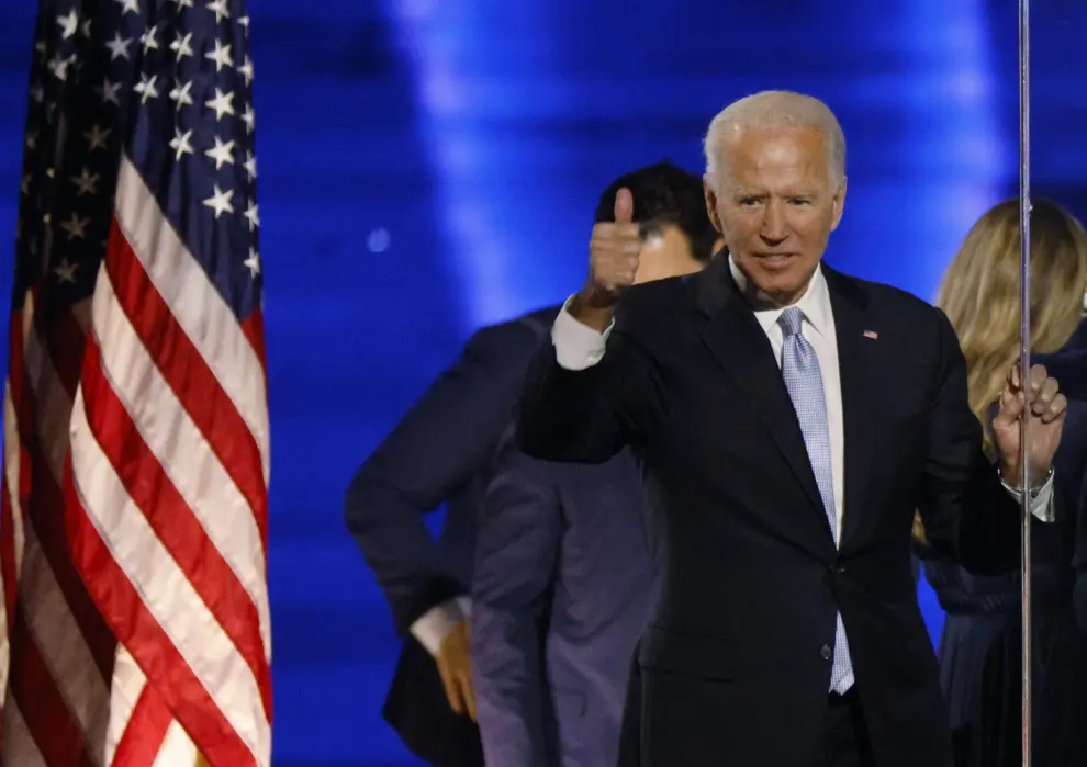 Democratic 2020 U.S. presidential nominee Joe Biden points a finger next to his family after speakig during his election rally, after news media announced that he has won the 2020 U.S. presidential election, in Wilmington, Delaware, U.S., November 7, 2020. REUTERS/Jonathan Ernst [[[REUTERS VOCENTO]]] USA-ELECTION/BIDEN