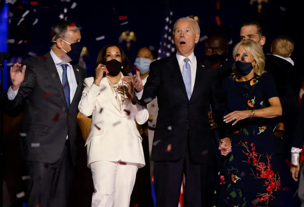 Democratic 2020 U.S. presidential nominee Joe Biden and his family, including his wife Jim (3rd L) and his son Hunter (2nd R), celebrate onstage at his election rally, after the news media announced that Biden has won the 2020 U.S. presidential election over President Donald Trump, in Wilmington, Delaware, U.S., November 7, 2020. REUTERS/Jim Bourg [[[REUTERS VOCENTO]]] USA-ELECTION/BIDEN