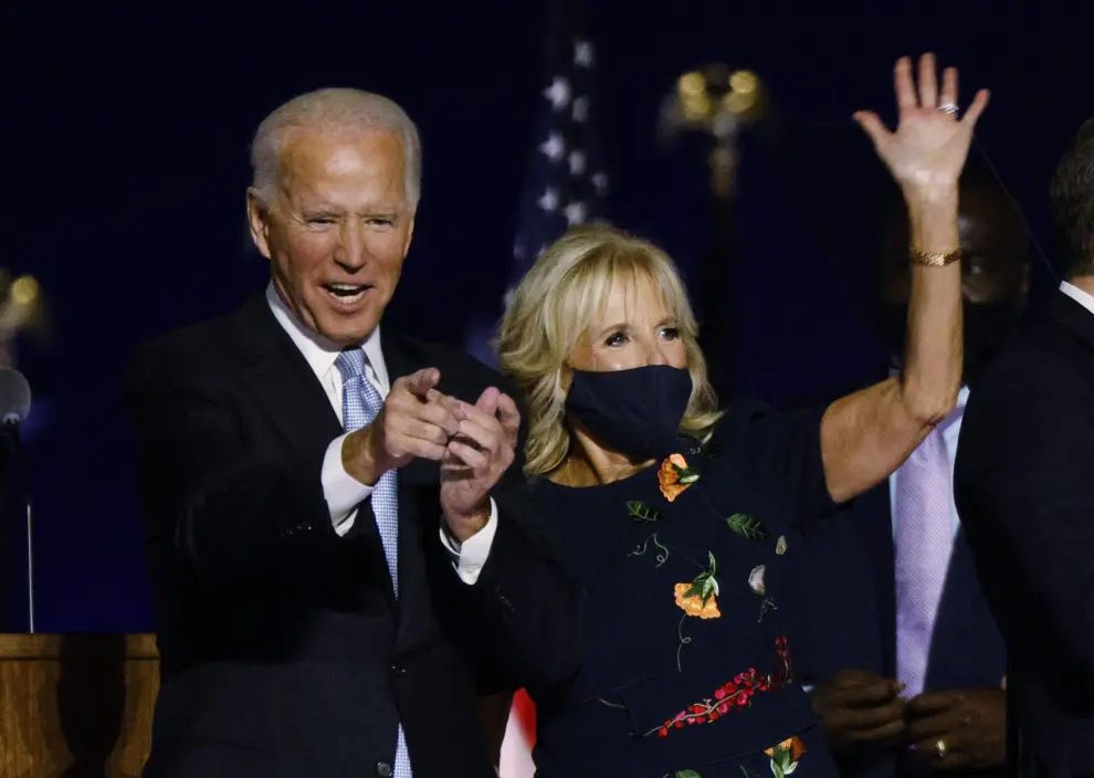 Democratic 2020 U.S. presidential nominee Joe Biden and his wife Jill, and vice presidential nominee Kamala Harris and her husband Doug, celebrate onstage at his election rally, after the news media announced that Biden has won the 2020 U.S. presidential election over President Donald Trump, in Wilmington, Delaware, U.S., November 7, 2020. REUTERS/Jim Bourg [[[REUTERS VOCENTO]]] USA-ELECTION/BIDEN