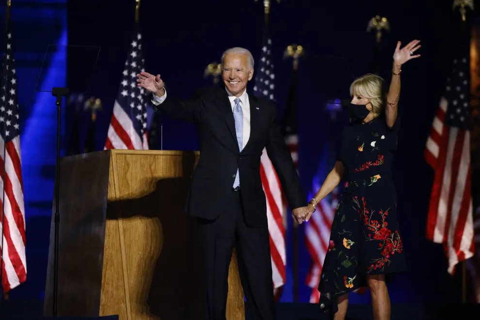 Democratic 2020 U.S. presidential nominee Joe Biden and his wife Jill celebrate onstage at his election rally, after the news media announced that Biden has won the 2020 U.S. presidential election over President Donald Trump, in Wilmington, Delaware, U.S., November 7, 2020. REUTERS/Jim Bourg [[[REUTERS VOCENTO]]] USA-ELECTION/BIDEN