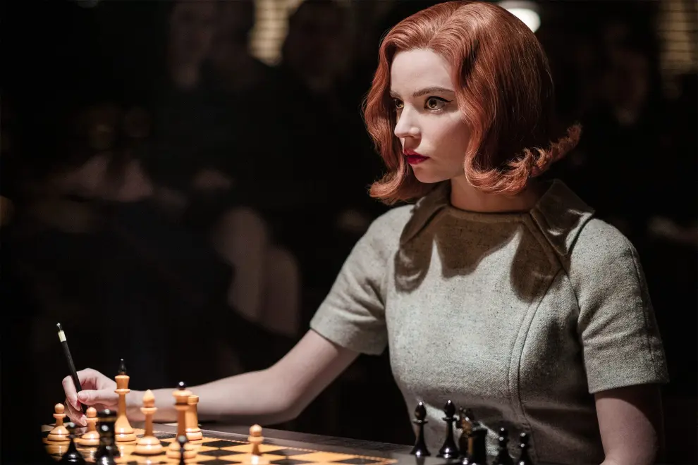 Anya Taylor-Joy, como la genia del ajedrez Beth Harmon, en la serie 'Gambito de Dama'.
