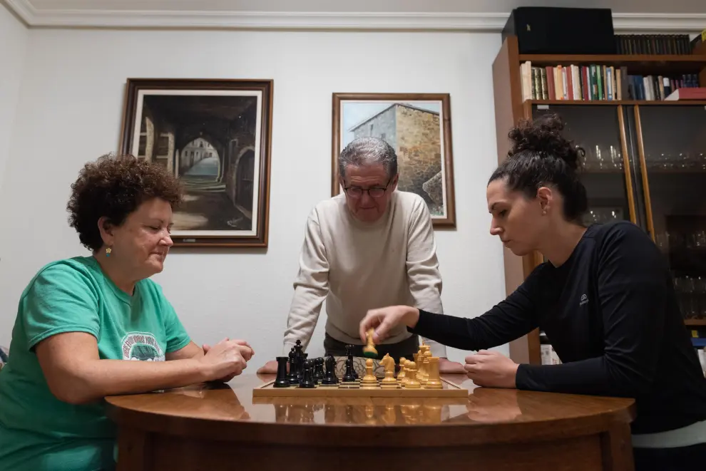 Esther Ballestero, a la derecha, juega contra su madre mientras su padre, también aficionado, observa las estrategias.