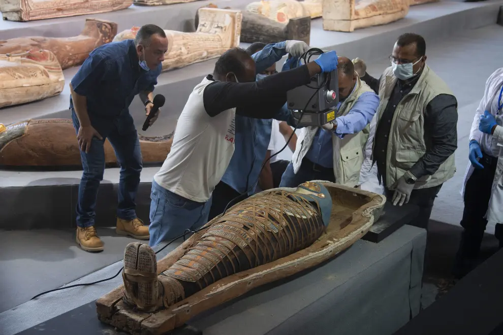 Giza (Egypt), 14/11/2020.- Scientists open a sarcophaguses next to others as they are presented to the media near the newly discovered burial site at Saqqara Necropolis in Giza, Egypt, 14 November 2020. The large number of colored human coffins are more than 2,500 years old, according to Egypt's Ministry of Tourism and Antiquities. (Abierto, Egipto) EFE/EPA/Mohamed Hossam New discoveries at Saqqara Necropolis in Giza