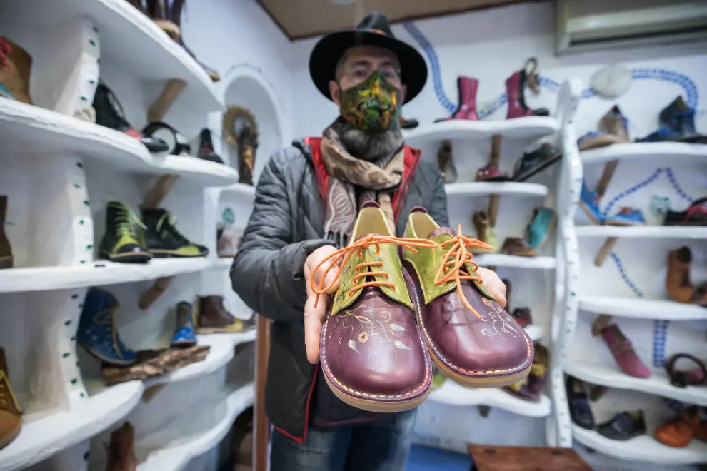 Anastasio Figueroa muestra un par de zapatos artesanales.