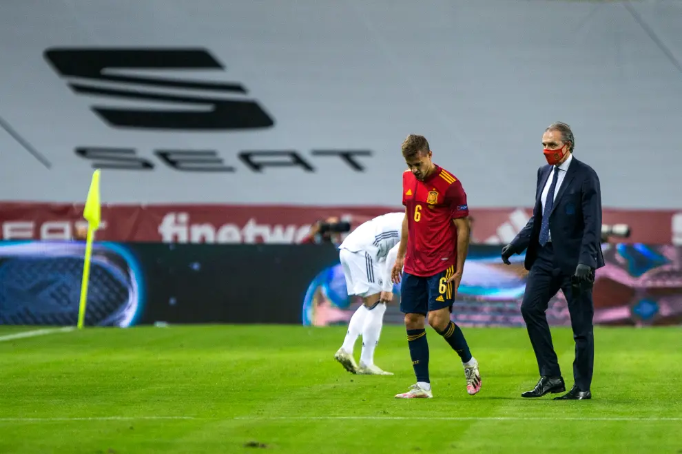 Sergio Canales of Spain and Luis Enrique Martinez, head coach of Spain, during the UEFA Nations league match between Spain and Germany at the la Cartuja Stadium on November 17, 2020 in Sevilla Spain..AFP7 ..17/11/2020 ONLY FOR USE IN SPAIN[[[EP]]] Sergio Canales of Spain and Luis Enrique Martinez, head coach of Spain, during the UEFA Nations league match between Spain and Germany at the la Cartuja Stadium on November 17, 2020 in Sevilla Spain