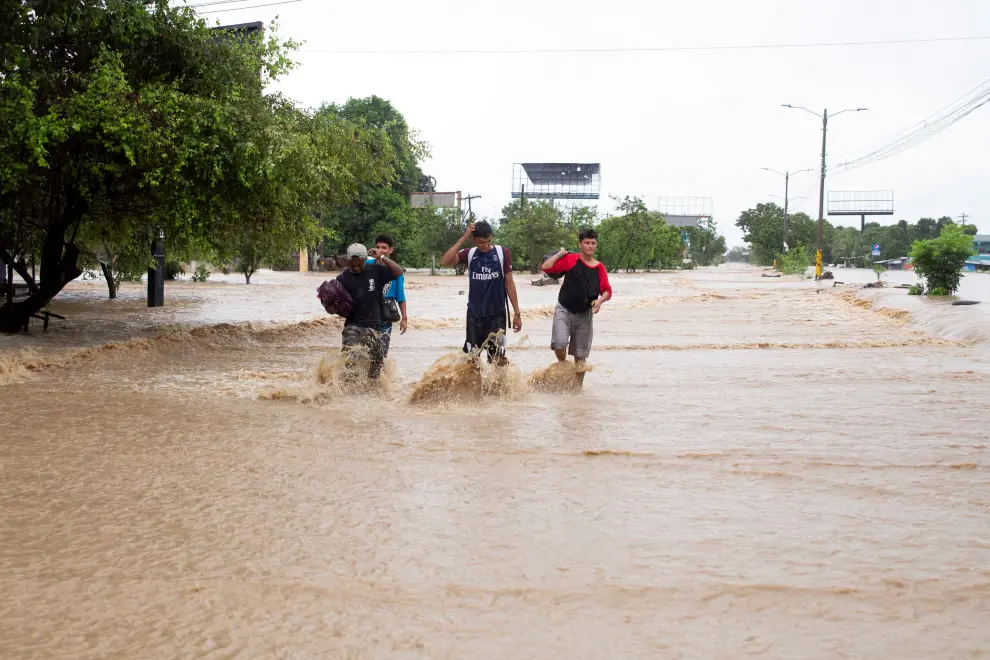 Residents observe a road flooded by the Chamelecon river after the passing of Storm Iota, in La Lima, Honduras November 18, 2020. REUTERS/Manuel Portillo NO RESALES. NO ARCHIVES[[[REUTERS VOCENTO]]] STORM-IOTA/