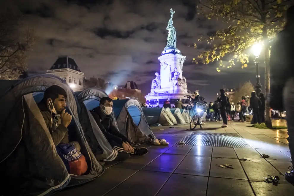 Paris (France), 23/11/2020.- Hundreds of migrants and refugees from a dismantled makeshift migrant camp in Saint-Denis, are evacuated by French police after installing tents with the support of associations and organizations on Republic Square in Paris, France, 23 November 2020. (Francia) EFE/EPA/CHRISTOPHE PETIT TESSON Migrants install tents on Republic Square