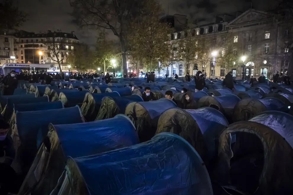 Paris (France), 23/11/2020.- Migrants wait in their tents as hundreds of migrants and refugees evacuated from a makeshift migrant camp in Saint-Denis on 17 November, install tents with the support of associations and organisations on Republic Square in Paris, France, 23 November 2020. (Francia) EFE/EPA/CHRISTOPHE PETIT TESSON Migrants install tents on Republic Square