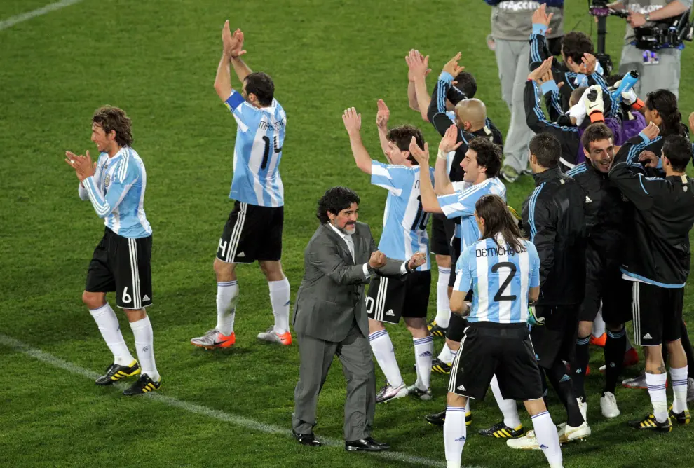 Maradona celebra la victoria de Argentina tras el partido del grupo B del Mundial de Fútbol Sudáfrica 2010 frente a Nigeria.