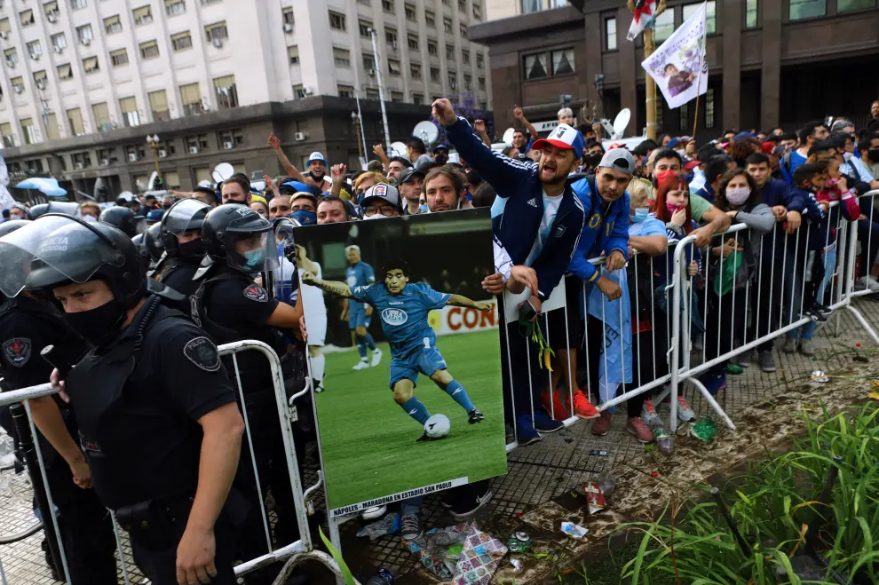 Disturbios al final del velatorio de Maradona