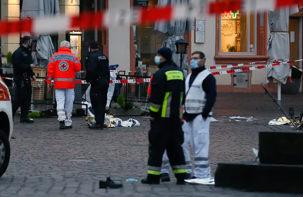 A police officer secures the area at the city center, where a car crashed into pedestrians in Trier, Germany, December 1, 2020. REUTERS/Thilo Schmuelgen[[[REUTERS VOCENTO]]] GERMANY-CRIME/CRASH