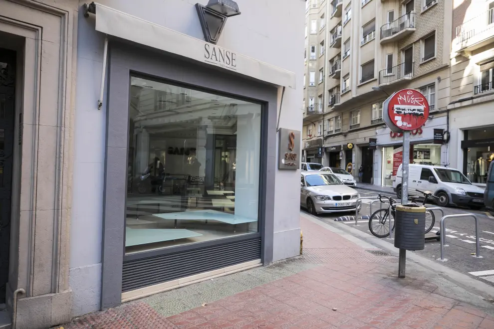 Una de las tiendas de Sanse cerrada, en el centro de Zaragoza.