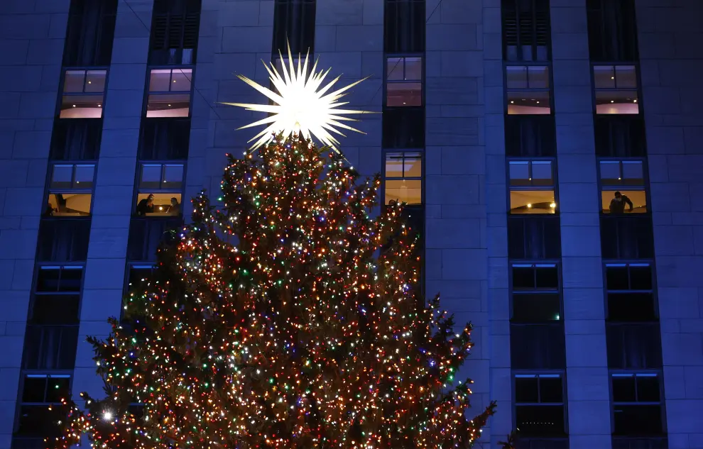 New York (United States), 02/12/2020.- The Rockefeller Center Christmas Tree is illuminated during the 88th annual tree lighting ceremony at the Rockefeller Center in New York, USA, 02 December 2020. (Estados Unidos, Nueva York) EFE/EPA/JASON SZENES Annual Rockefeller Center Christmas tree lighting ceremony in New York