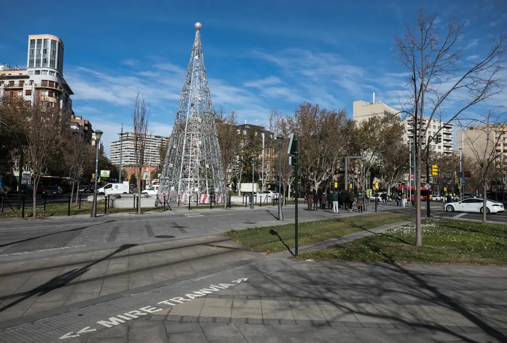 El paseo de la Independencia y la plaza Paraíso ya lucen los nuevos motivos de iluminación navideña.