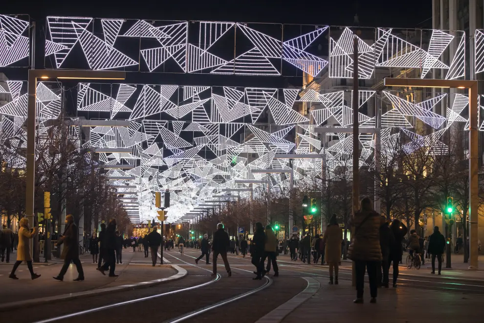 Las luces de Navidad iluminan Zaragoza