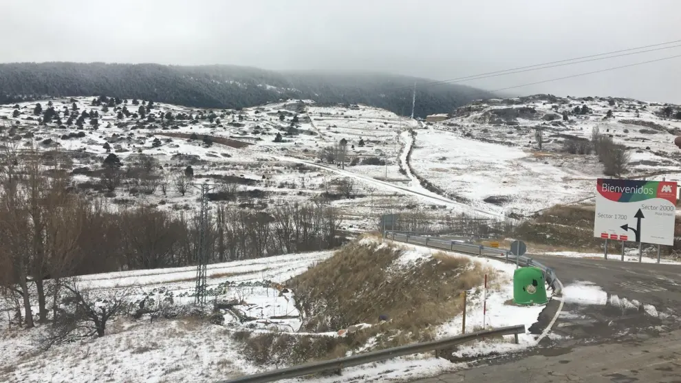 La nieve también ha hecho acto de presencia en la provincia de Teruel.