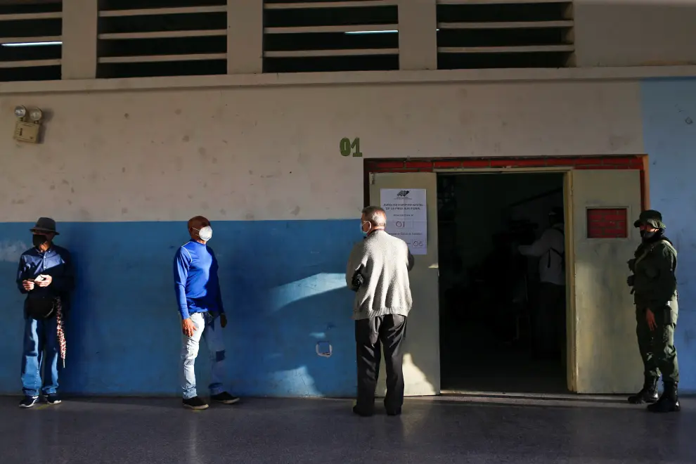 A man casts his vote at a polling station during parliamentary elections in Caracas, Venezuela, December 6, 2020. REUTERS/Manaure Quintero[[[REUTERS VOCENTO]]] VENEZUELA-ELECTIONS/