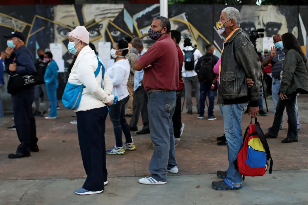 People queue at a polling station to cast their vote during parliamentary elections in Caracas, Venezuela, December 6, 2020. REUTERS/Manaure Quintero[[[REUTERS VOCENTO]]] VENEZUELA-ELECTIONS/