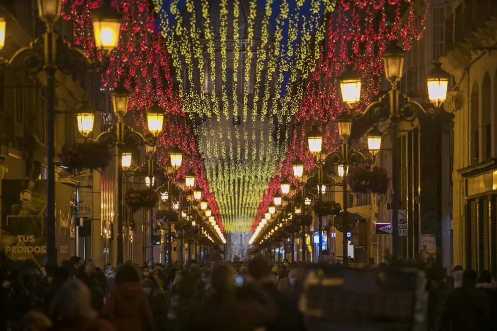 Las luces de la calle de Alfonso I muestran la bandera de España.