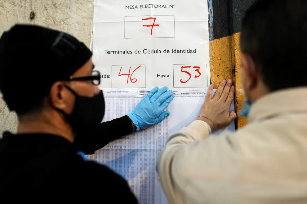 People check an ID list outside a polling station during parliamentary elections in Caracas, Venezuela, December 6, 2020. REUTERS/Manaure Quintero[[[REUTERS VOCENTO]]] VENEZUELA-ELECTIONS/