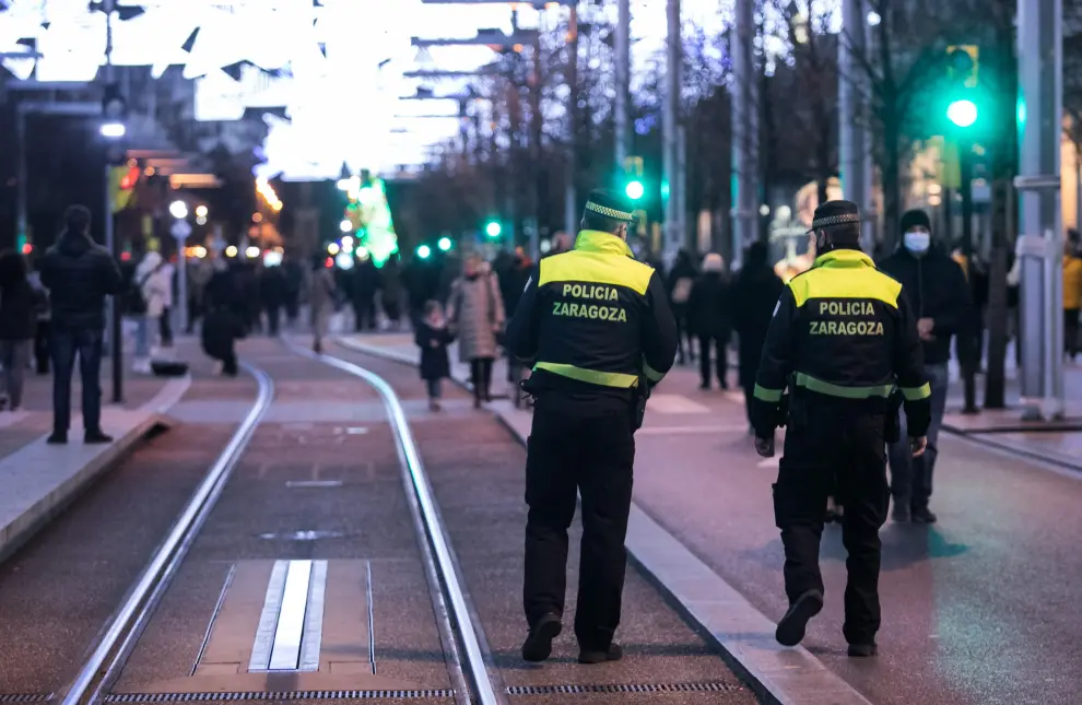 Patrullas de la Policía de Zaragoza controlan que los viandantes no paseen por las vías del tranvía.