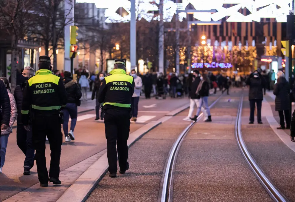 Patrullas de la Policía de Zaragoza controlan que los viandantes no paseen por las vías del tranvía.