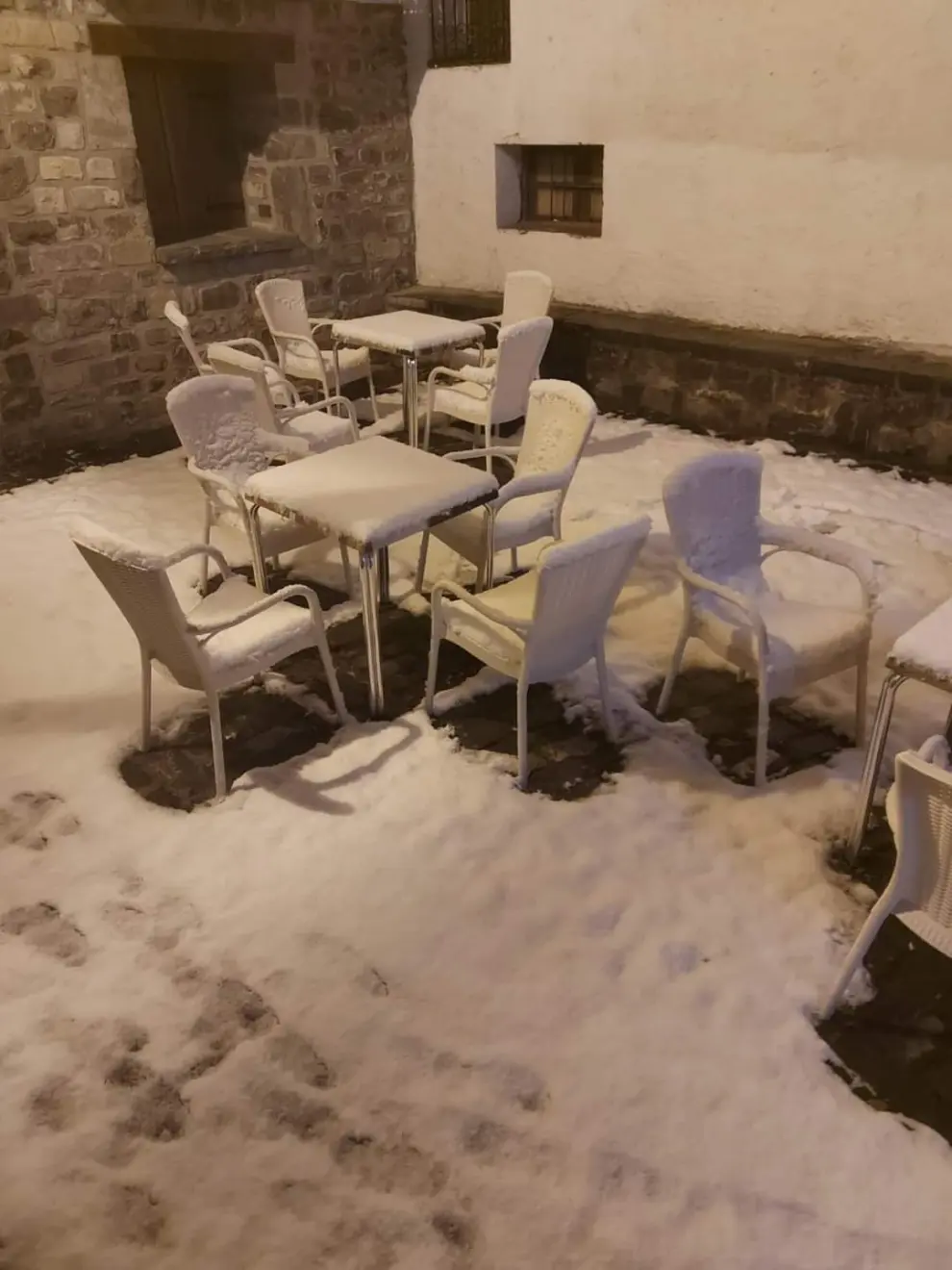 Terraza abierta en Candanchú cubierta de nieve