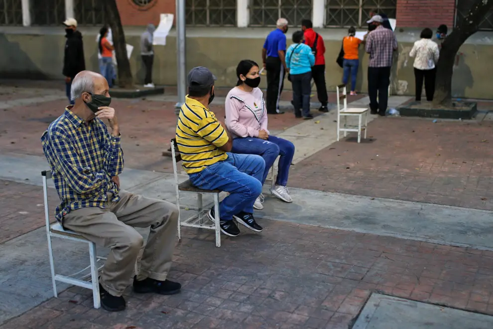 A voter looks on at a polling station during parliamentary elections in Caracas, Venezuela, December 6, 2020. REUTERS/Manaure Quintero[[[REUTERS VOCENTO]]] VENEZUELA-ELECTIONS/