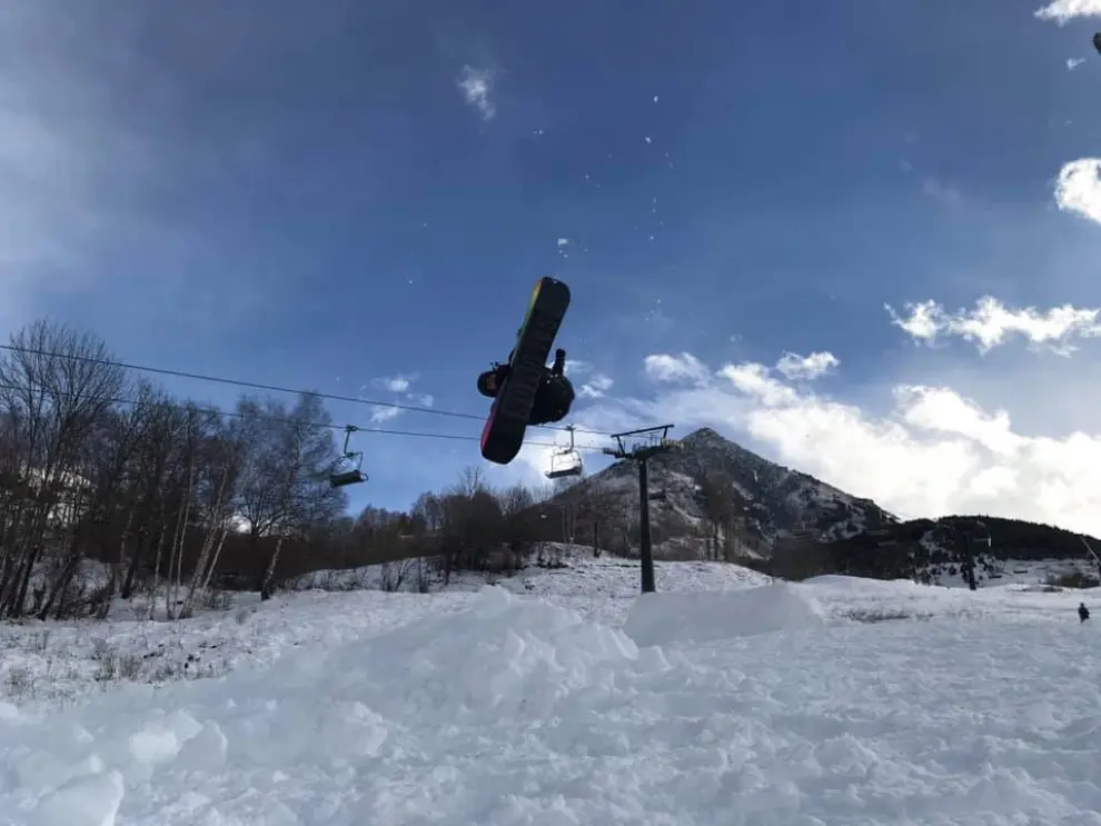 El club Ribagorza Snowboard ha podido estrenar ya la temporada aprovechando la nieve caída en Cerler.
