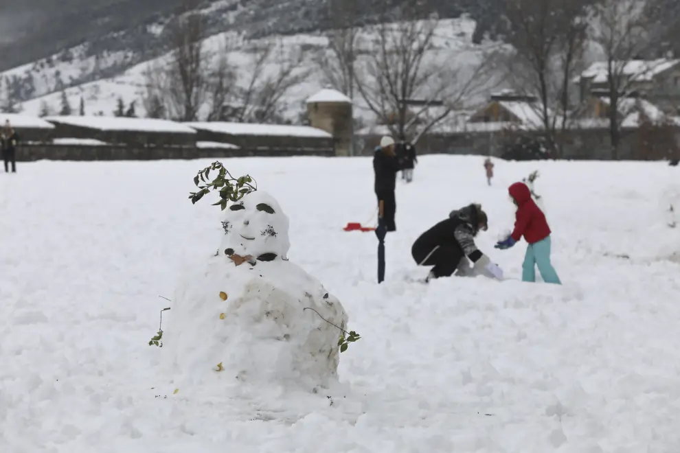 La nieve, un lúdico atractivo en la provincia oscense