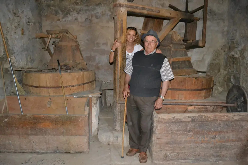 Vicente y Amparo Sales, en su molino de harina de Cantavieja.