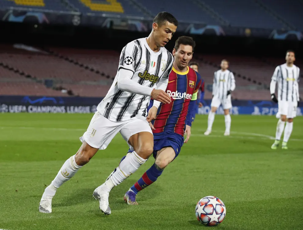 Soccer Football - Champions League - Group G - FC Barcelona v Juventus - Camp Nou, Barcelona, Spain - December 8, 2020 FC Barcelona's Lionel Messi in action with Juventus' Cristiano Ronaldo REUTERS/Albert Gea[[[REUTERS VOCENTO]]] SOCCER-CHAMPIONS-FCB-JUV/REPORT