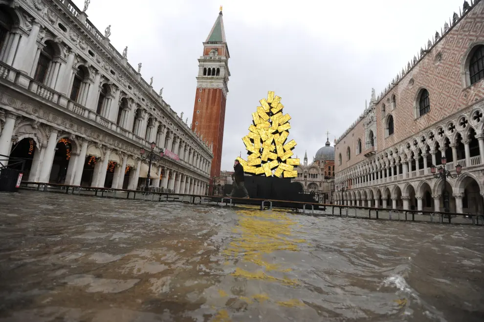 Venice (Italy), 08/12/2020.- High water in Venice, Italy, 08 December 2020. (Inundaciones, Italia, Niza, Venecia) EFE/EPA/ANDREA MEROLA High water in Venice