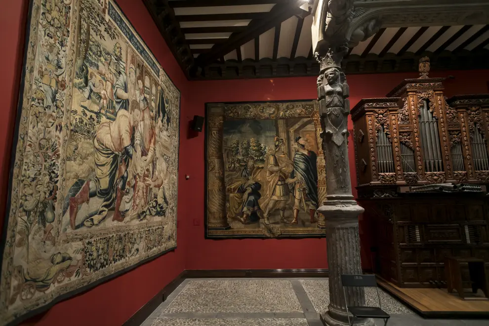 Colección de tapices de Ibercaja expuestos en el Patio de la Infanta