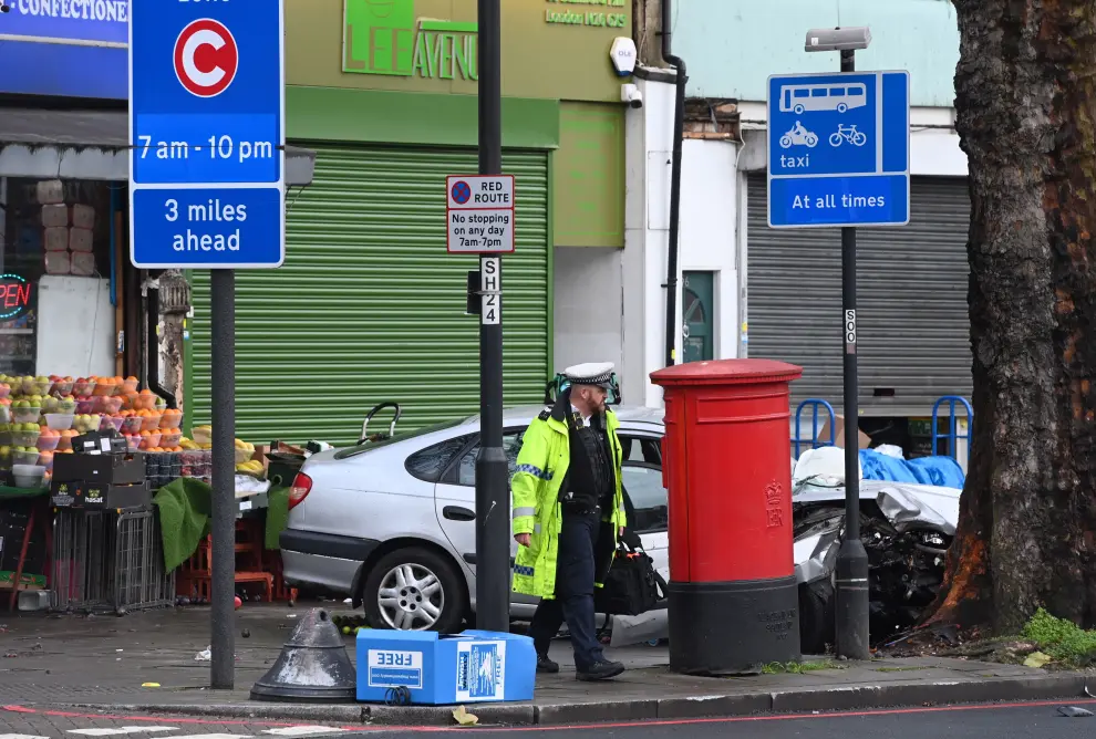 London (United Kingdom), 11/12/2020.- A smashed bus stop is pictured in the Stamford Hill area in London, Britain, 11 December 2020. Reports state that a car have mounted the pavement and struck a number of pedestrians, injuring at least five people. (Reino Unido, Londres) EFE/EPA/FACUNDO ARRIZABALAGA Car accident in North London