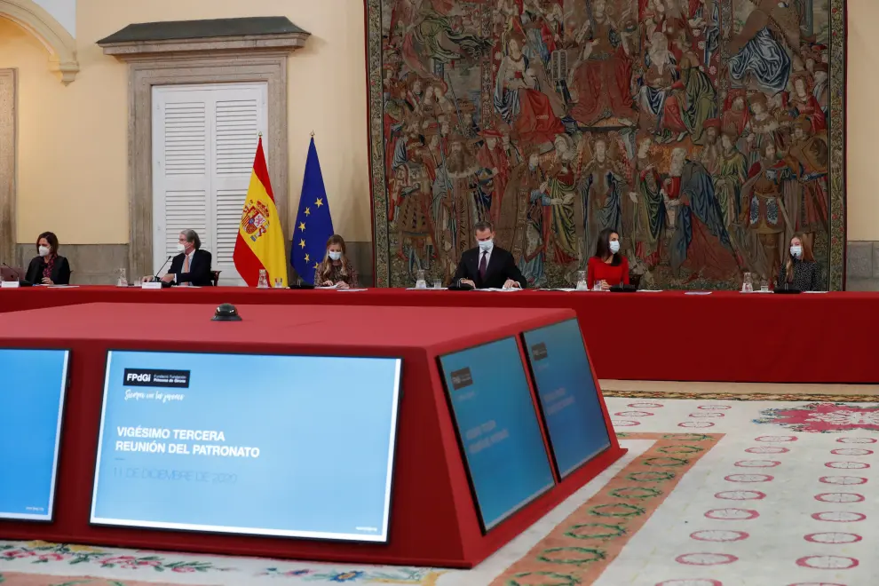 Los Reyes y sus hijas, en la reunión del patronato de la Fundación Princesa de Gerona, en Madrid.