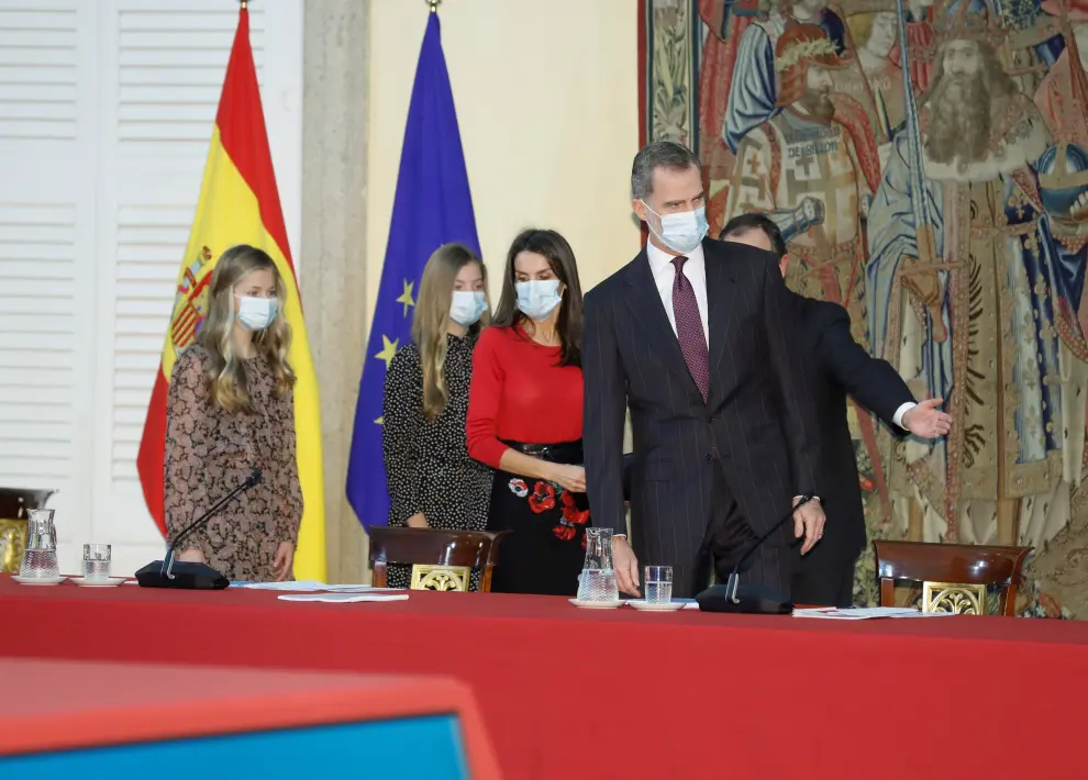Los Reyes y sus hijas, en la reunión del patronato de la Fundación Princesa de Gerona, en Madrid.