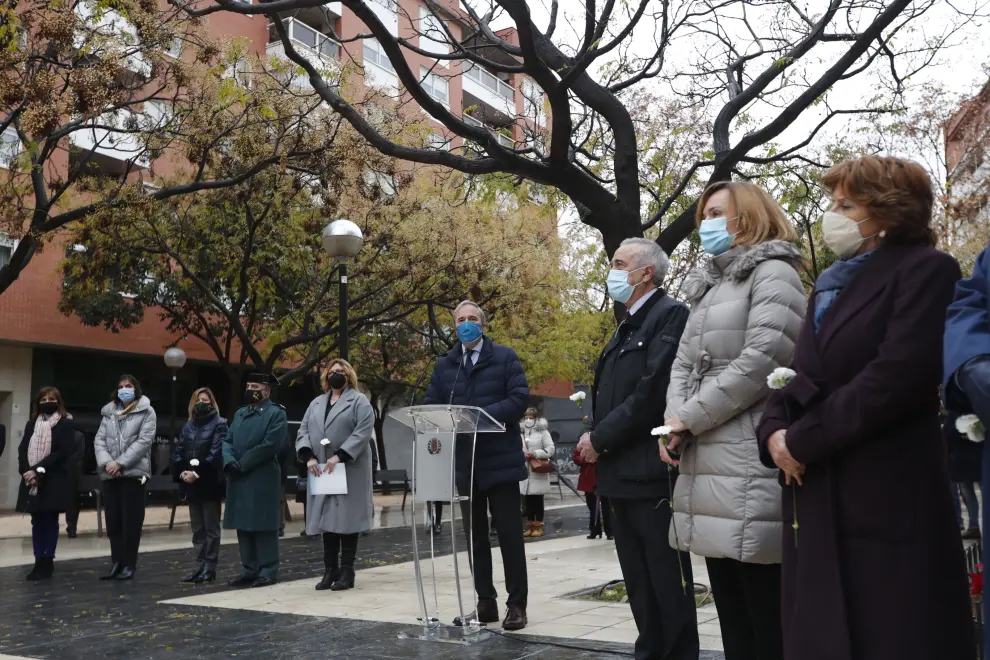 Las víctimas del atentado de la casa cuartel de la Guardia Civil con el alcalde Jorge Azcón en el acto celebrado en el Parque de la espernaza en el 33 aniversario.