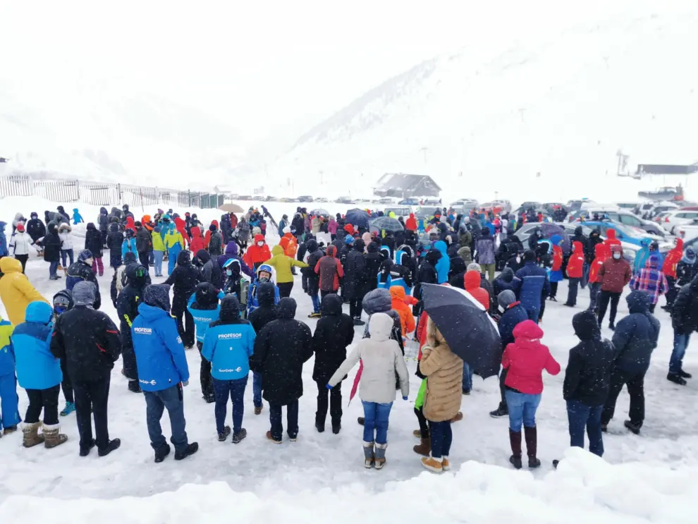Alrededor de 350 personas se han concentrado a las puertas de Candanchú, solicitando un plan de ayuda para el turismo de invierno y los deportes de nieve.