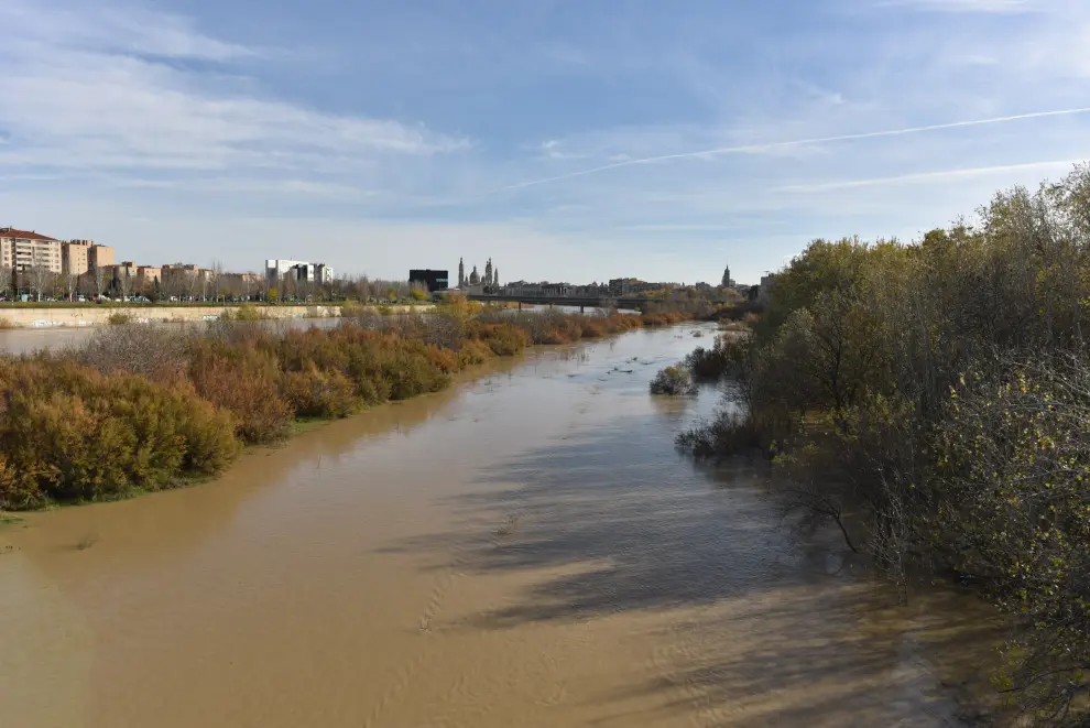 La crecida del Ebro ha suscitado expectación en las orillas de Zaragoza.