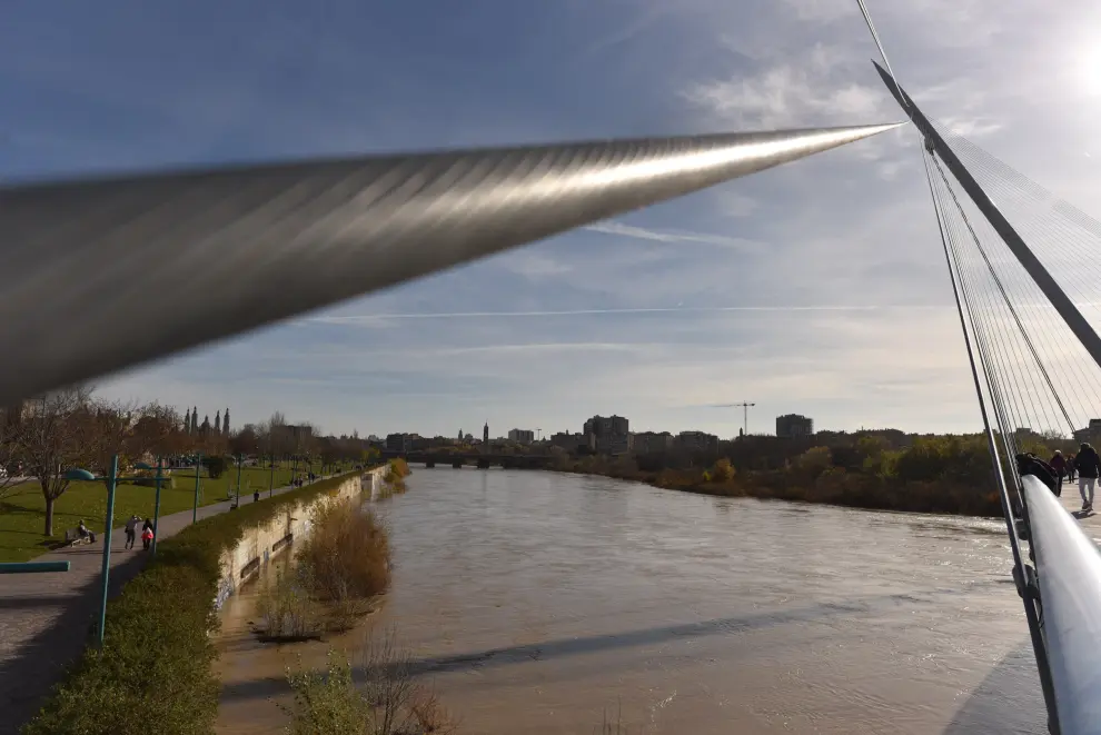 La crecida del Ebro ha suscitado expectación en las orillas de Zaragoza.