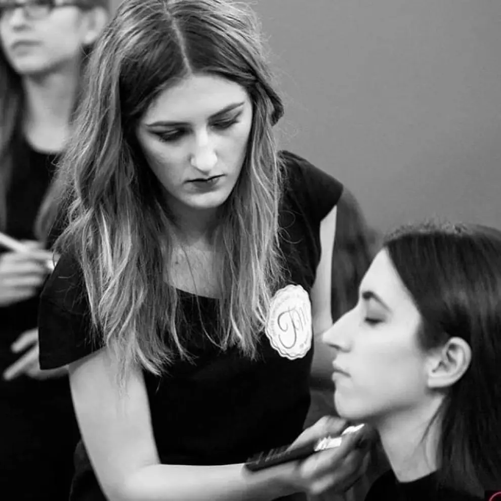 Maquillando a una modelo del desfile de moda de la Aragón Fashion Week.