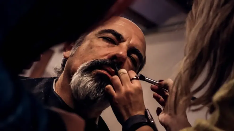 Maquillando al actor Luis Trébol para el cortometraje 'Un cuento de Navidad', de Clara Camín.