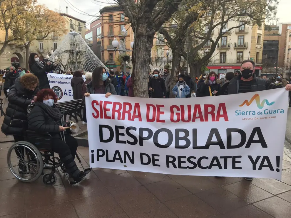 El sector de la nieve se manifiesta por las calles de Huesca y en Cerler para exigir un plan de rescate después de que la prórroga de los confinamientos provinciales hayan retrasado la apertura de casi todas las estaciones del Pirineo aragonés.